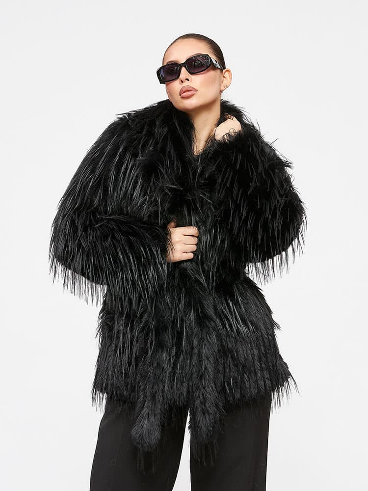 Девушка в черной шубе и очках